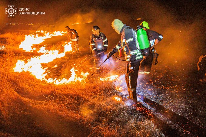 Біля села під Харковом рятувальники 13 годин гасили 7 гектарів пожежі